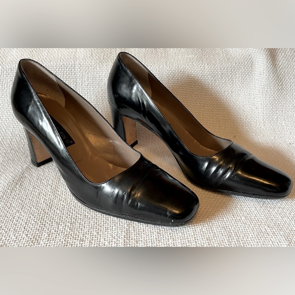 Ann Klein II black pumps